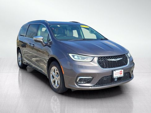 Used 2021 Chrysler Pacifica Limited w/ Premium & Safety Sphere Group AWD/4WD image 2