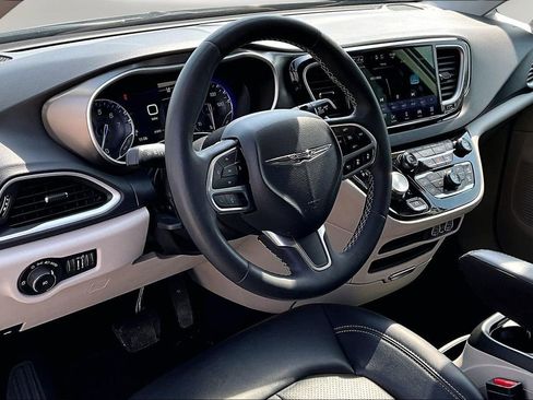 Used 2024 Chrysler Pacifica Touring-L FWD image 18