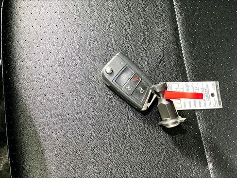 Used 2021 Volkswagen Tiguan SE w/ Panoramic Sunroof Package image 10