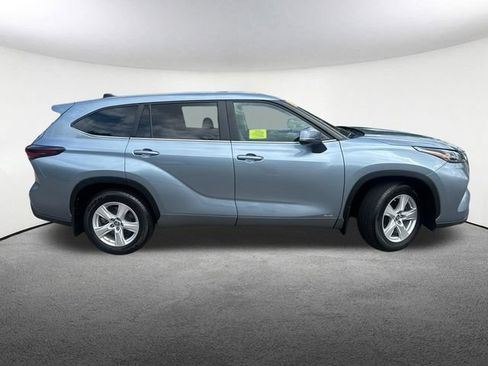 Used 2024 Toyota Highlander LE AWD/4WD image 11