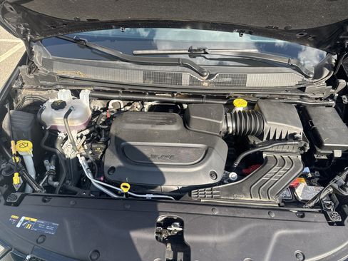 Used 2024 Chrysler Pacifica Touring-L image 24