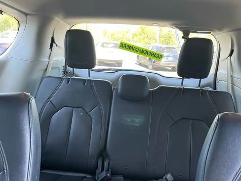 Used 2017 Chrysler Pacifica Touring-L FWD image 21