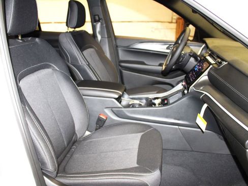 New 2025 Jeep Grand Cherokee Laredo X w/ Luxury Tech Group I image 30