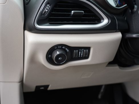 Used 2019 Chrysler Pacifica Touring-L image 17