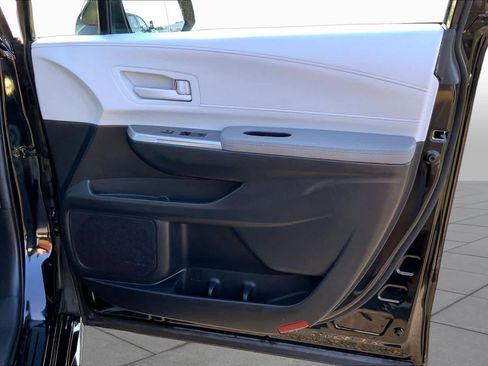 Used 2025 Toyota Sienna LE FWD image 20