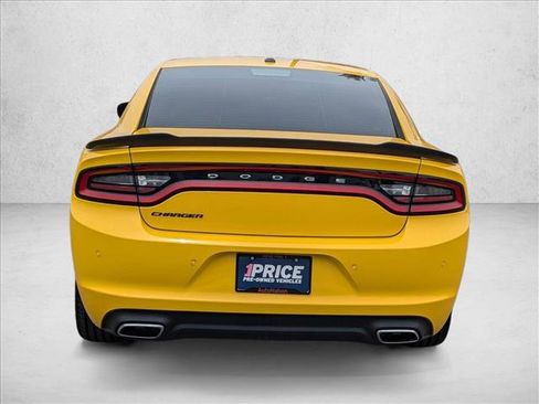 Used 2017 Dodge Charger SE w/ Blacktop Package RWD image 7