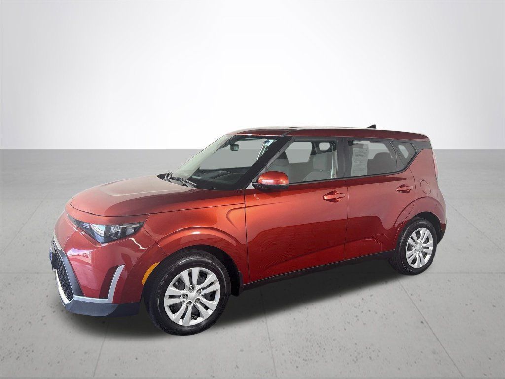Used 2025 Kia Soul LX FWD image 2