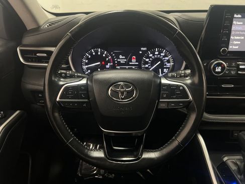 Used 2020 Toyota Highlander XLE FWD image 17