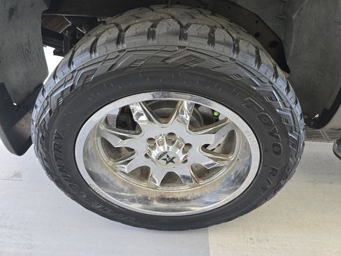 Used 2017 Nissan Titan SV image 9