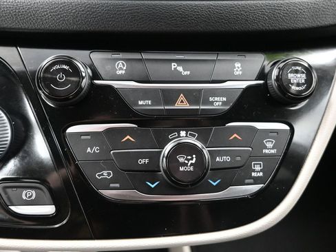 Used 2019 Chrysler Pacifica Touring-L FWD image 21