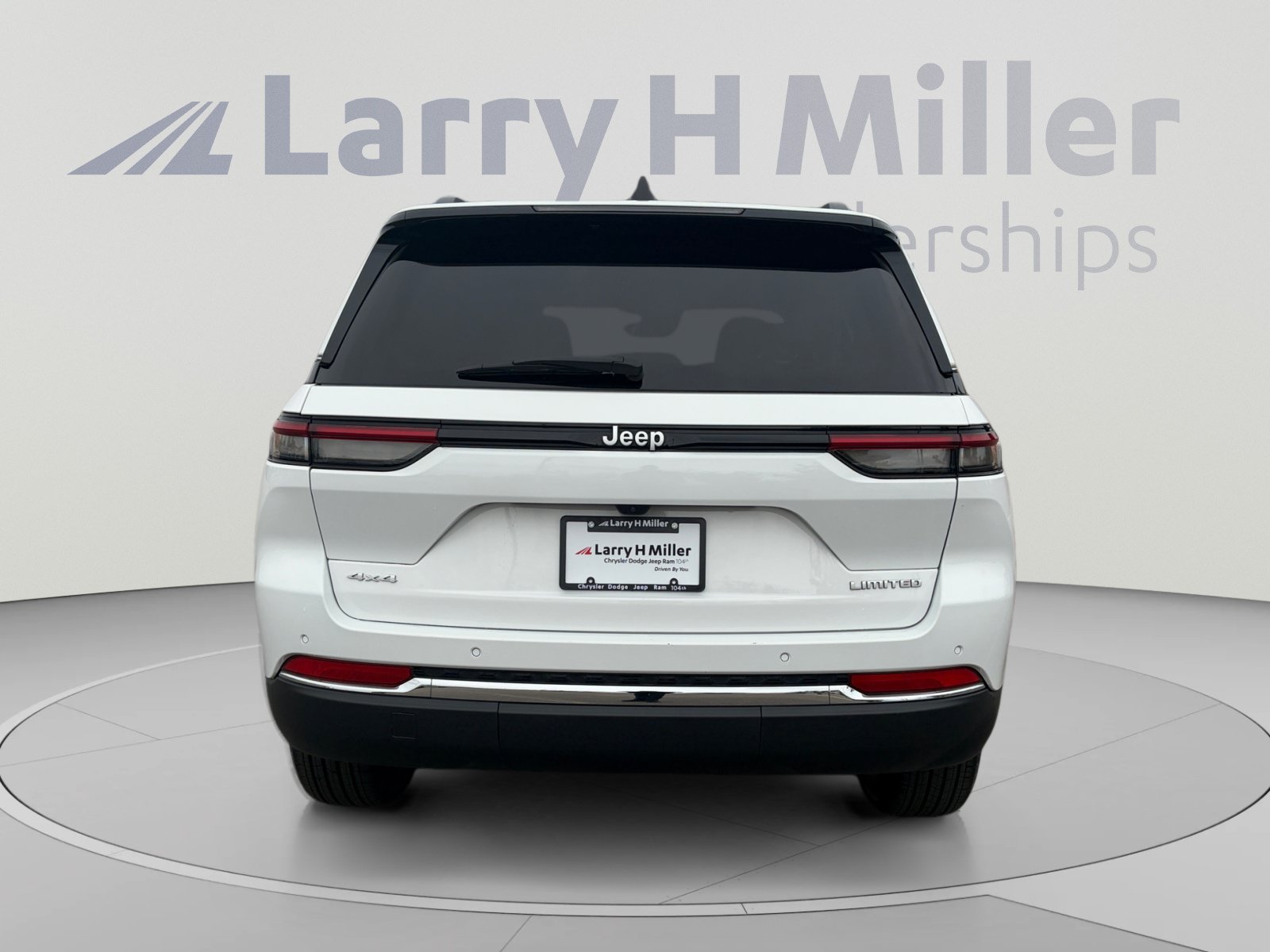 Used 2025 Jeep Grand Cherokee Limited w/ Trailer Tow Package AWD/4WD image 5