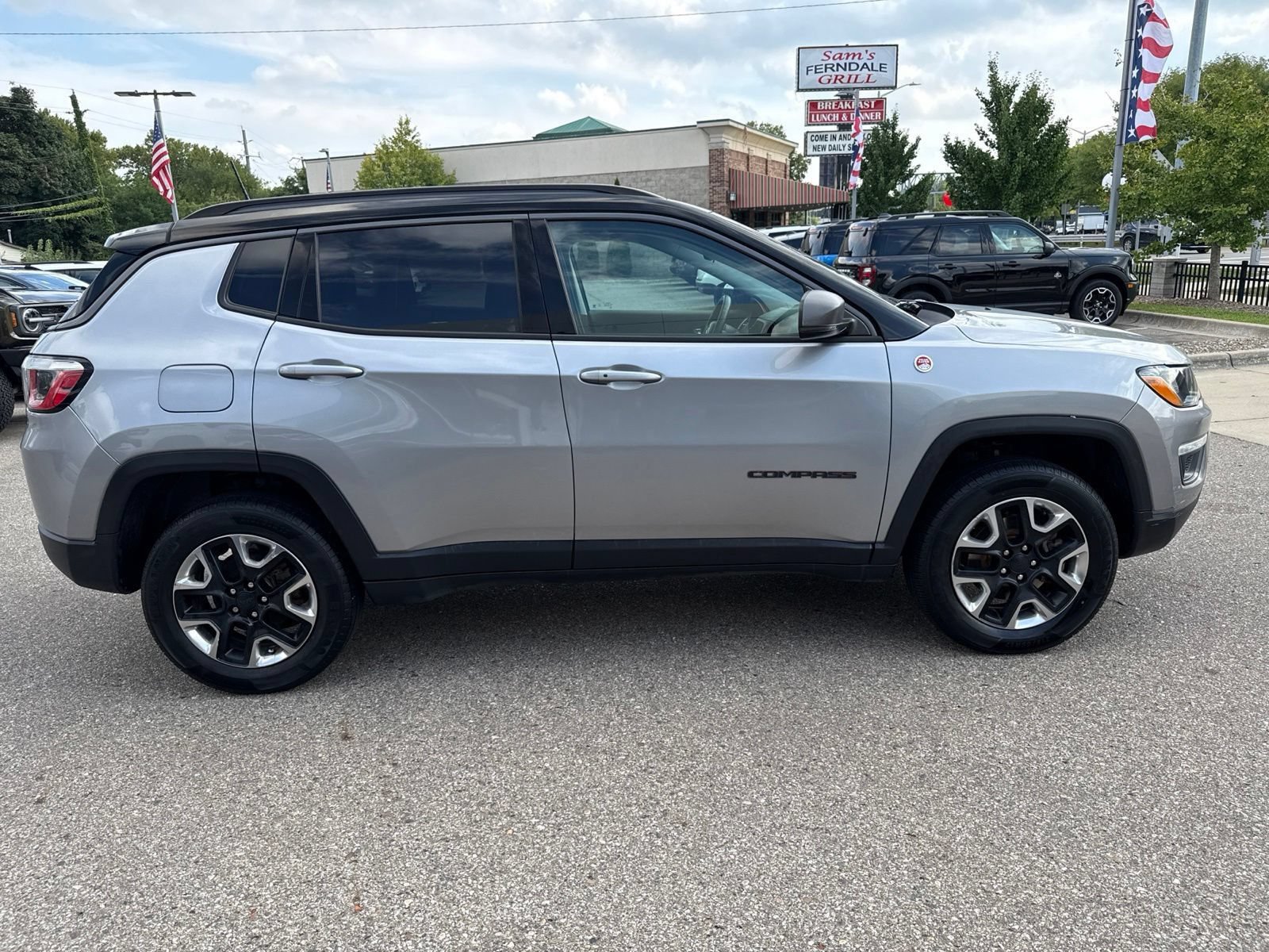 Used 2018 Jeep Compass Trailhawk AWD/4WD image 2