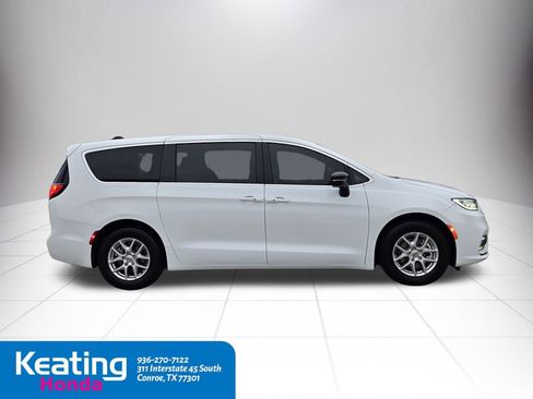 Used 2024 Chrysler Pacifica Touring image 9