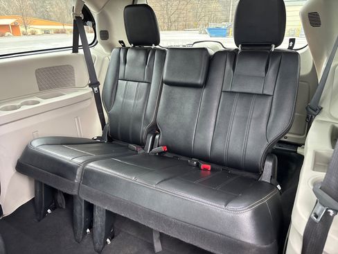 Used 2016 Chrysler Town & Country Touring image 15