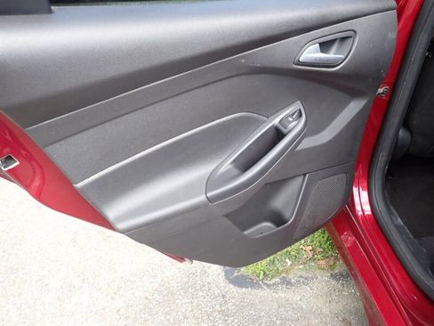 Used 2015 Ford Focus SE w/ SE Sport Package FWD image 27