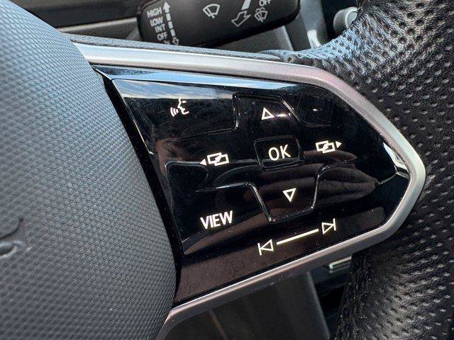 Used 2023 Volkswagen Tiguan SE R-Line FWD image 9
