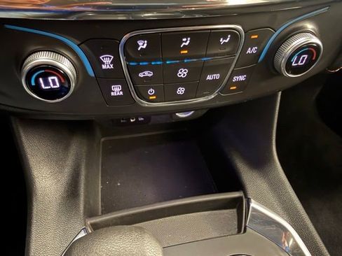 Used 2021 Chevrolet Traverse LT image 22