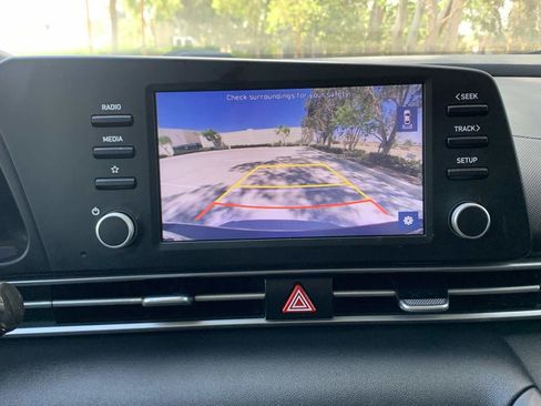 Used 2021 Hyundai Elantra SE image 19