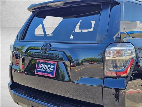 Used 2018 Toyota 4Runner SR5 AWD/4WD image 12
