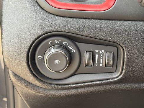 Used 2022 Jeep Renegade Trailhawk AWD/4WD image 18