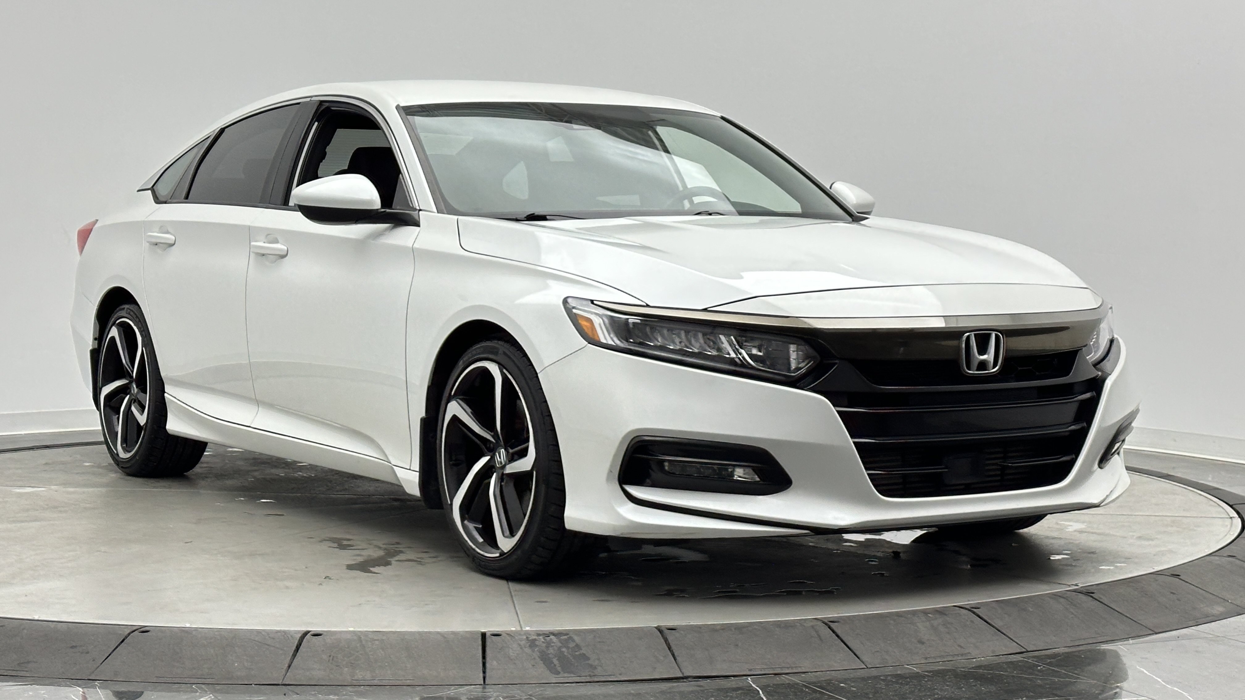 Used 2018 Honda Accord Sport image 3