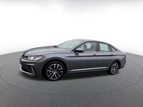Used 2025 Volkswagen Jetta SE FWD image 8