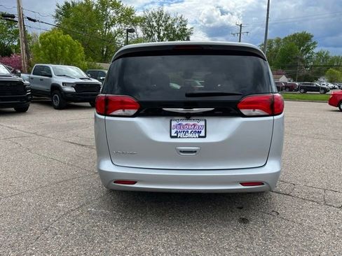 Used 2024 Chrysler Voyager LX FWD image 4