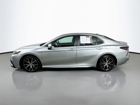 Used 2023 Toyota Camry SE FWD image 5