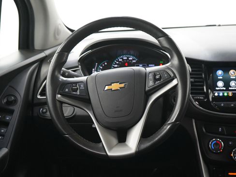 Used 2020 Chevrolet Trax LT w/ LT Convenience Package FWD image 16