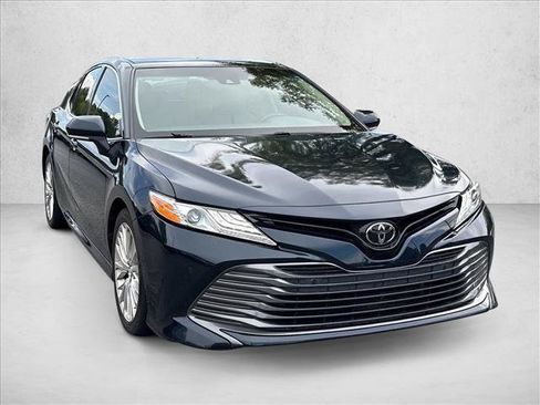 Used 2018 Toyota Camry XLE FWD image 3