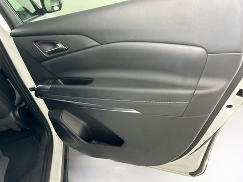 Used 2025 Chevrolet Traverse LT FWD image 32
