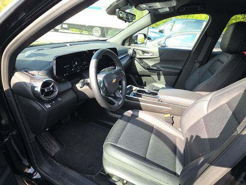 Used 2025 Chevrolet Equinox LT w/ Convenience Package II image 8