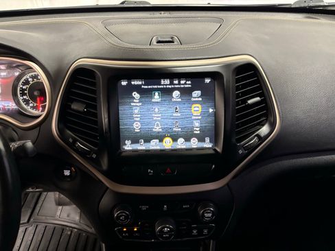 Used 2018 Jeep Cherokee Limited image 24