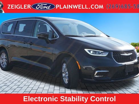 Used 2024 Chrysler Pacifica Touring-L FWD image 7