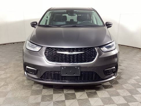 Used 2023 Chrysler Pacifica Touring-L image 6
