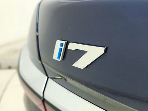 Used 2025 BMW i7 eDrive50 w/ Executive Package image 17