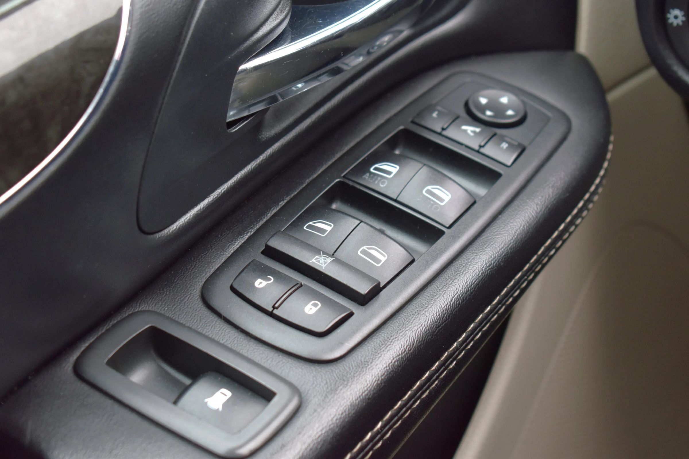 Used 2014 Chrysler Town & Country Limited w/ Luxury Group FWD image 18
