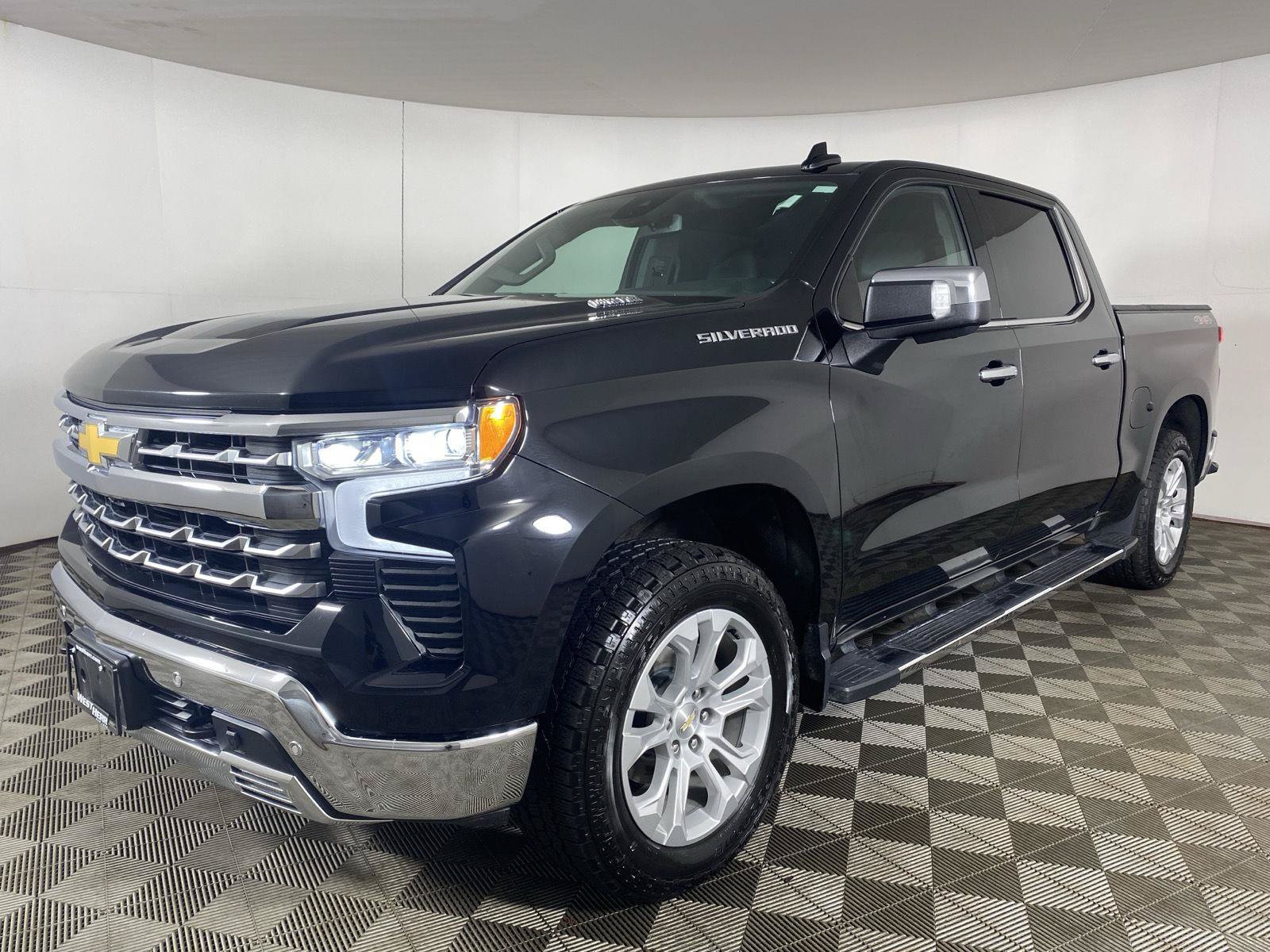 Used 2023 Chevrolet Silverado 1500 LTZ w/ LTZ Convenience Package II AWD/4WD image 3
