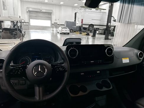 Used 2025 Mercedes-Benz Sprinter 2500 image 23