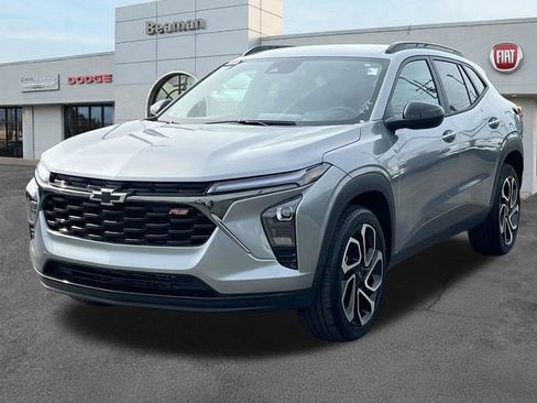Used 2025 Chevrolet Trax RS FWD image 3
