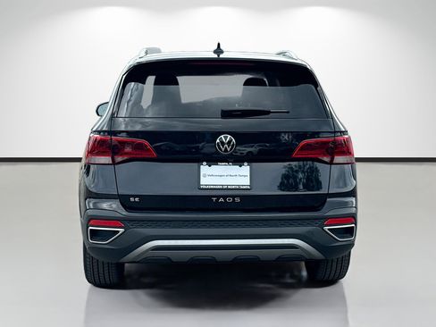 Used 2023 Volkswagen Taos SE w/ Panoramic Sunroof Package FWD image 4