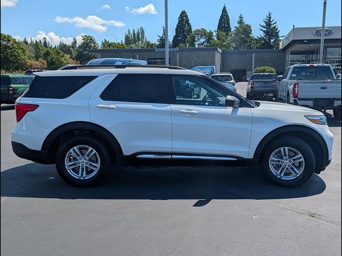 Certified 2023 Ford Explorer XLT AWD/4WD image 3