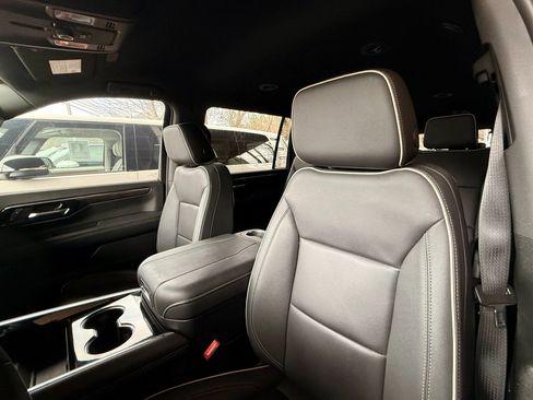 Used 2025 Chevrolet Suburban Premier image 10