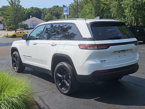 Used 2025 Jeep Grand Cherokee Altitude AWD/4WD image 7