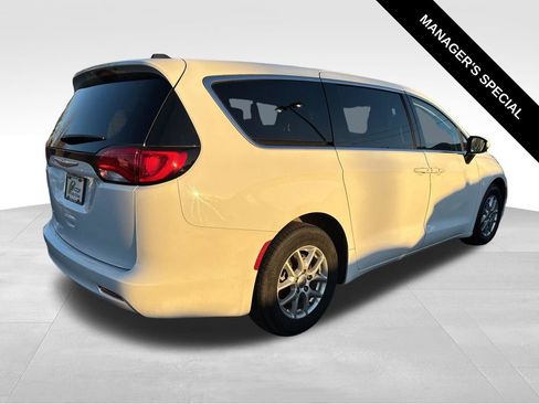 Used 2022 Chrysler Voyager LX FWD image 7