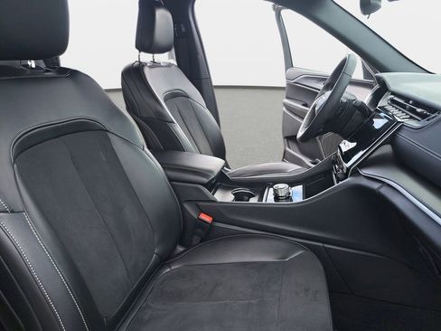 Certified 2024 Jeep Grand Cherokee Altitude AWD/4WD image 11