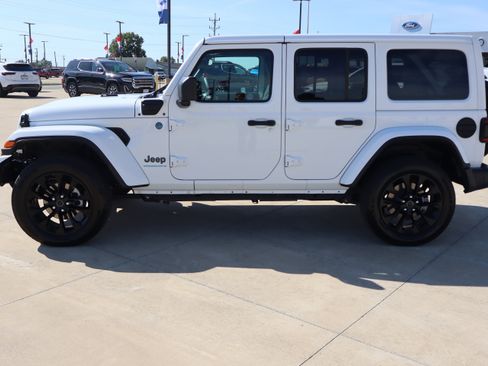 Used 2025 Jeep Wrangler Unlimited Sahara w/ Safety Group AWD/4WD image 8