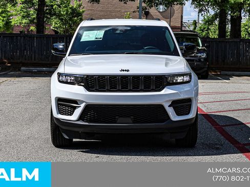 Used 2025 Jeep Grand Cherokee Altitude AWD/4WD image 12