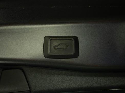 Used 2019 Toyota RAV4 XLE Premium w/ Carpet Mat Package FWD image 8