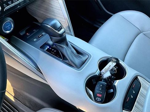 Used 2022 Toyota Venza XLE image 19